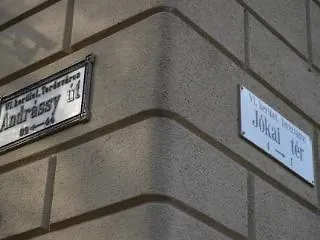 Szálloda Six